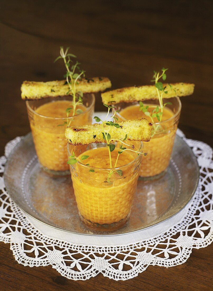 Drei Gläser Gazpacho mit Kresse und Croûtons