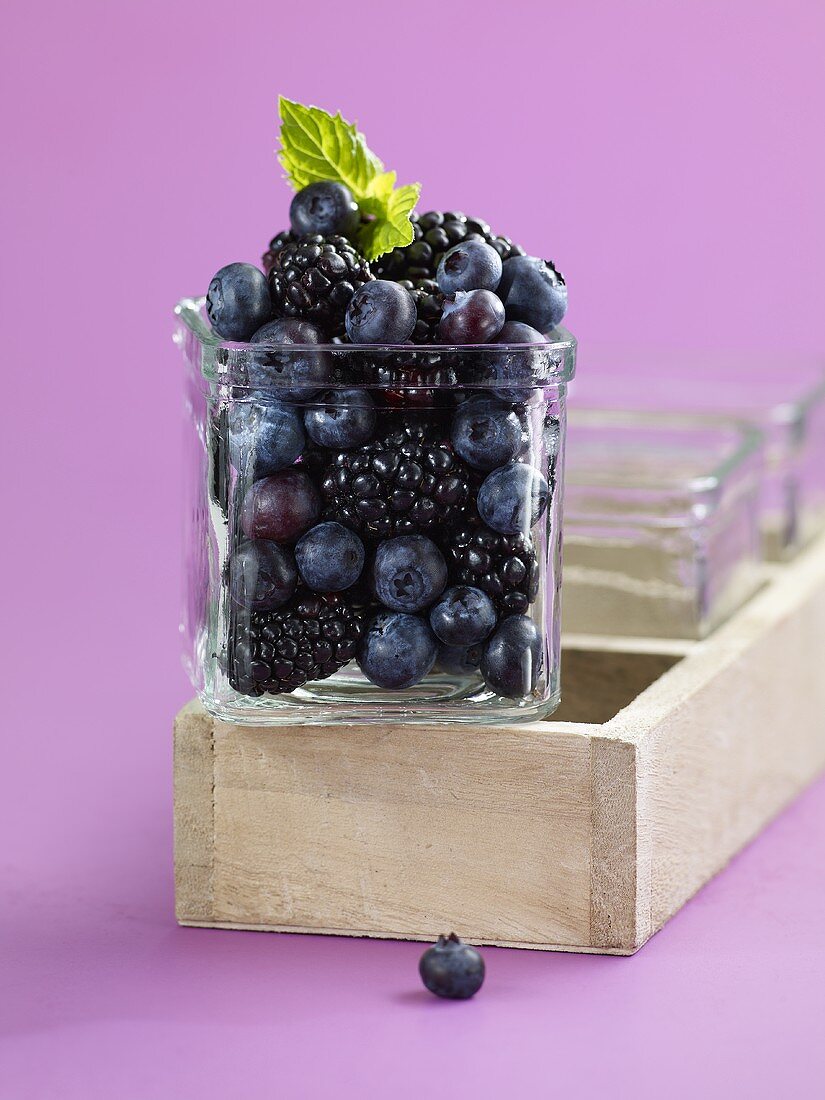 Heidelbeeren und Brombeeren in Glasschale