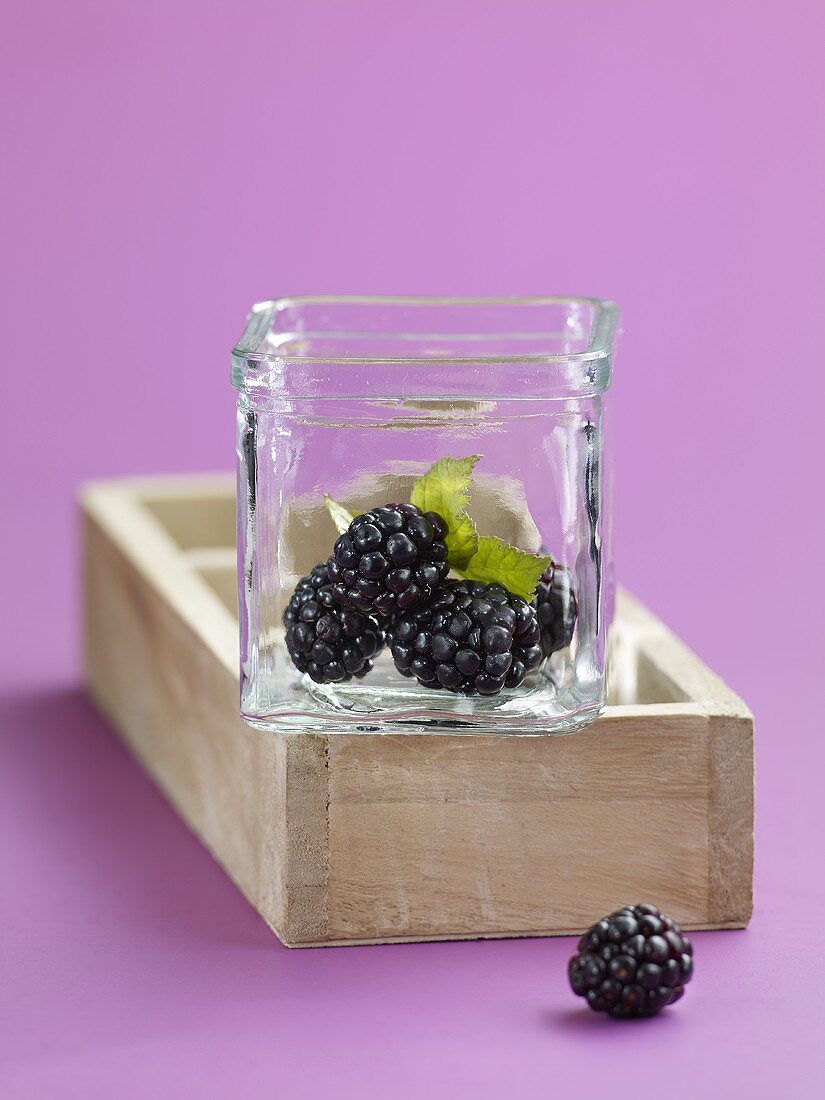 Brombeeren in Glasschale