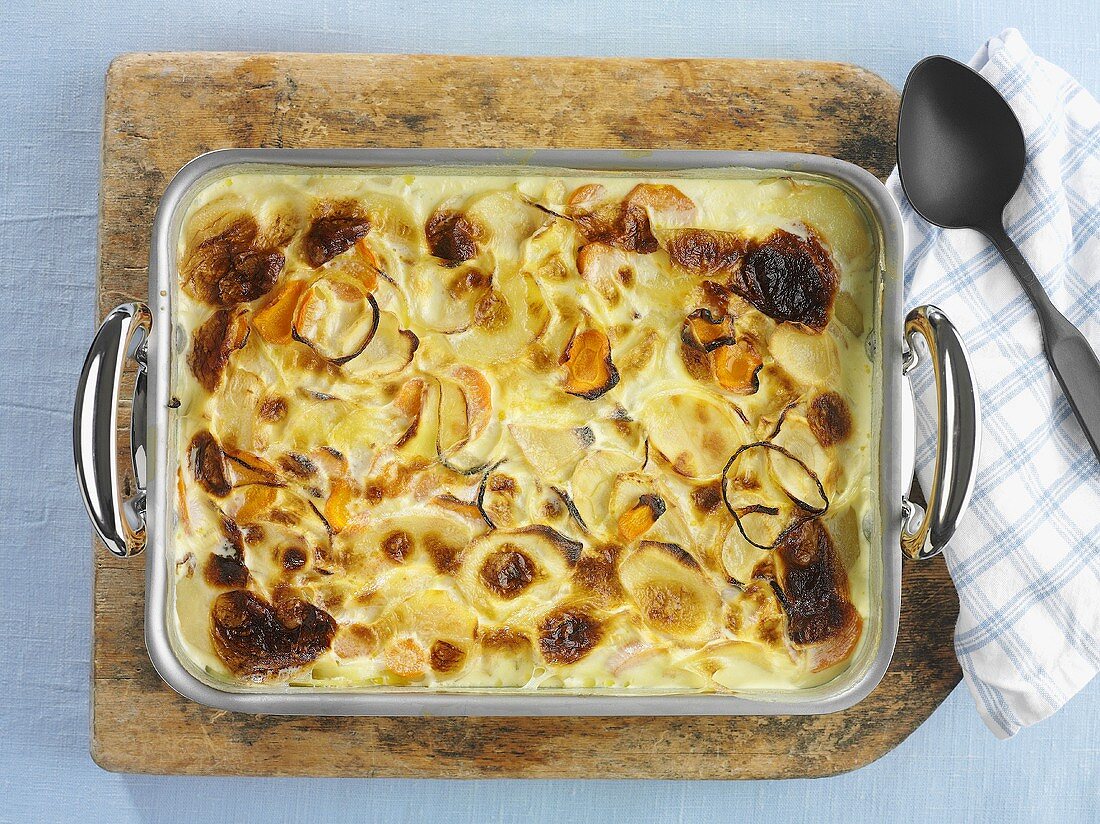 Potatoes au gratin with carrots in a baking dish