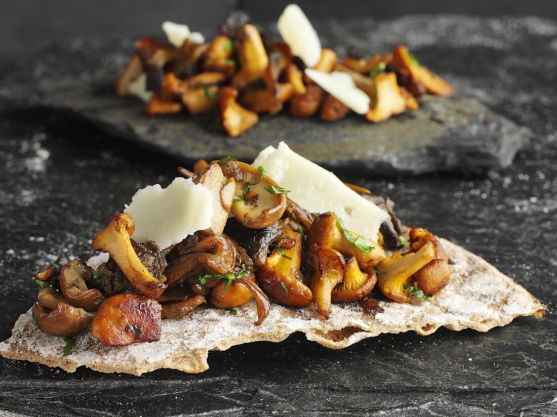 Crispbread with fried mushrooms and Parmesan