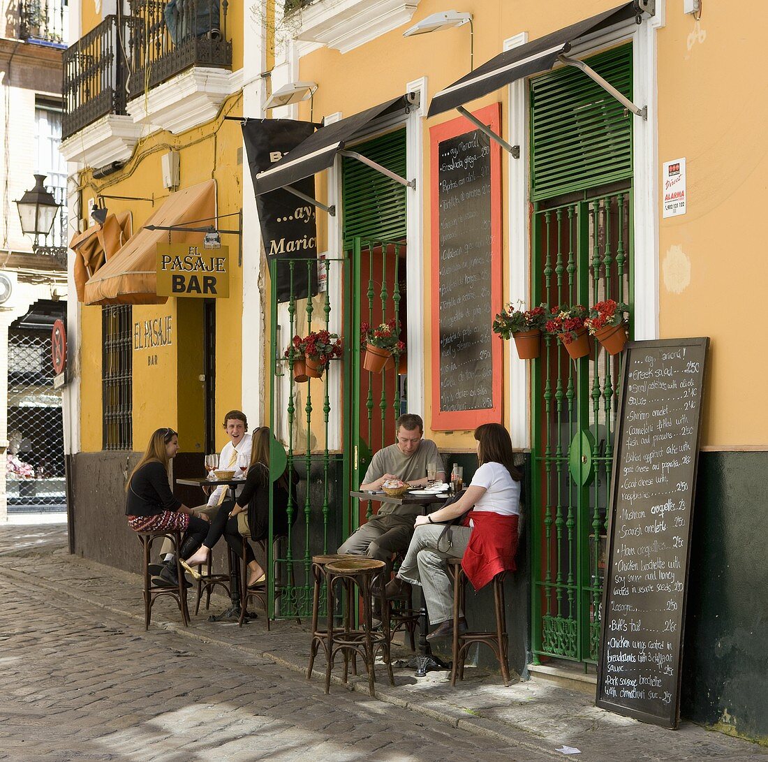 Strassencafe in Sevilla, Spanien