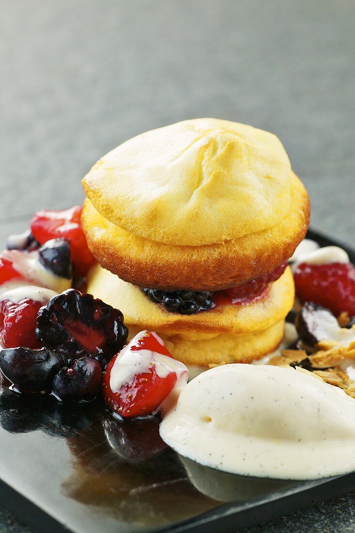 Quarkdalken mit Waldbeeren und Grand-Marnier-Eis