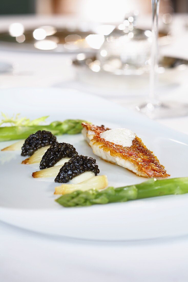 Red mullet fillet with fried onions, caviar and asparagus