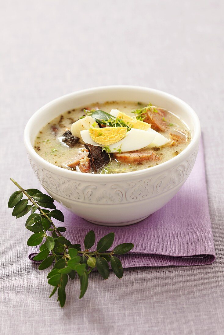 Zurek (saure Suppe, Polen) mit Wurst und Ei