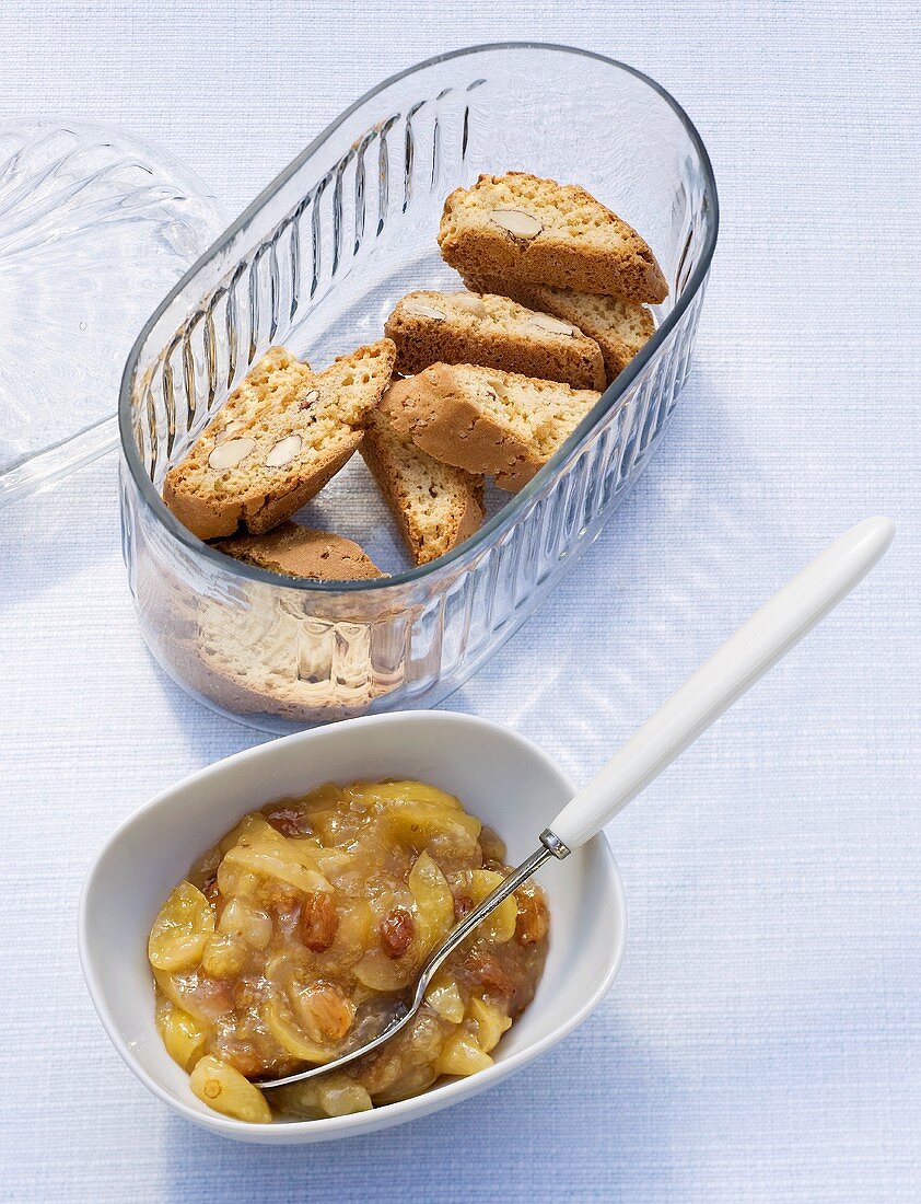 Traubenkonfitüre mit Rosinen und Cantuccini