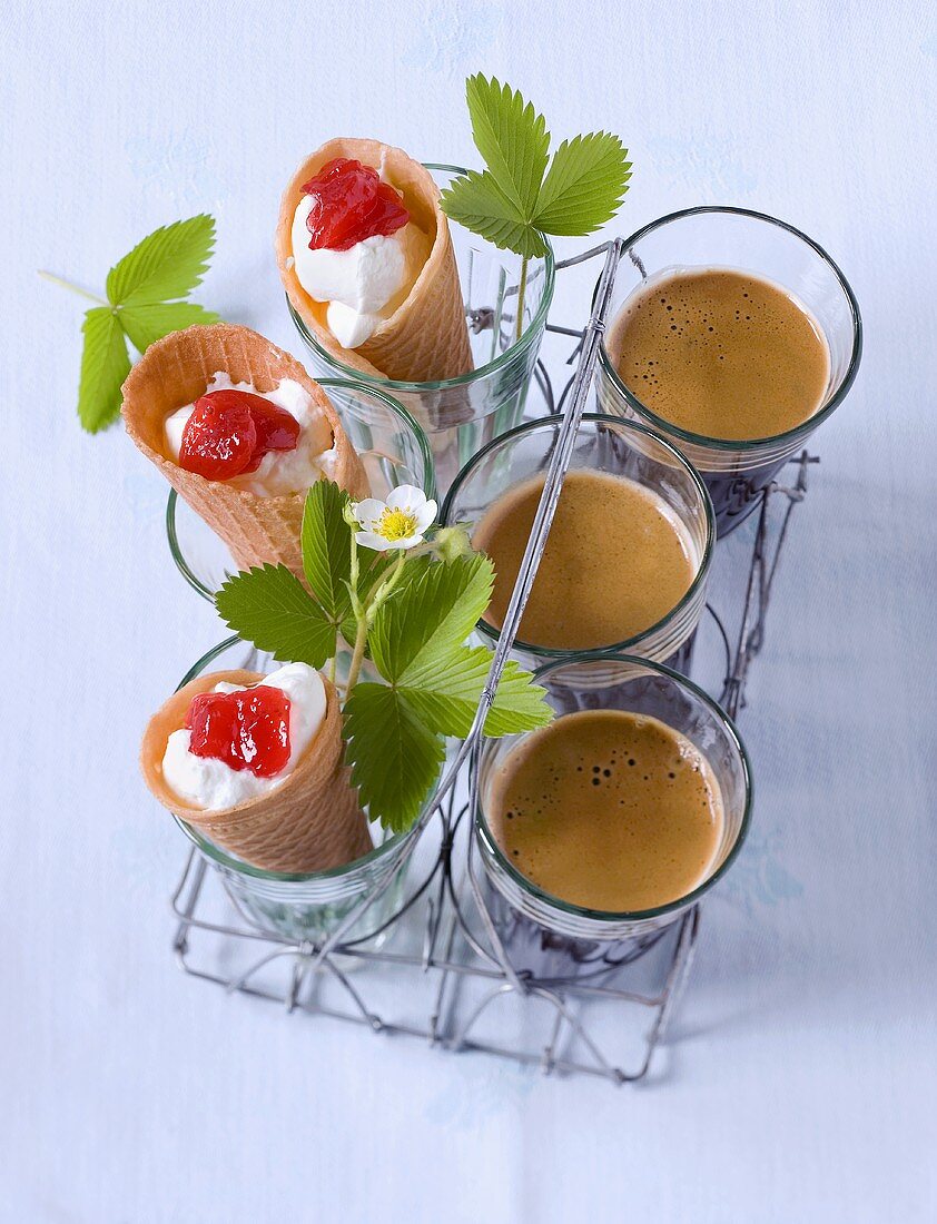 Espresso und Waffeln mit Sahne und Erdbeerkonfitüre