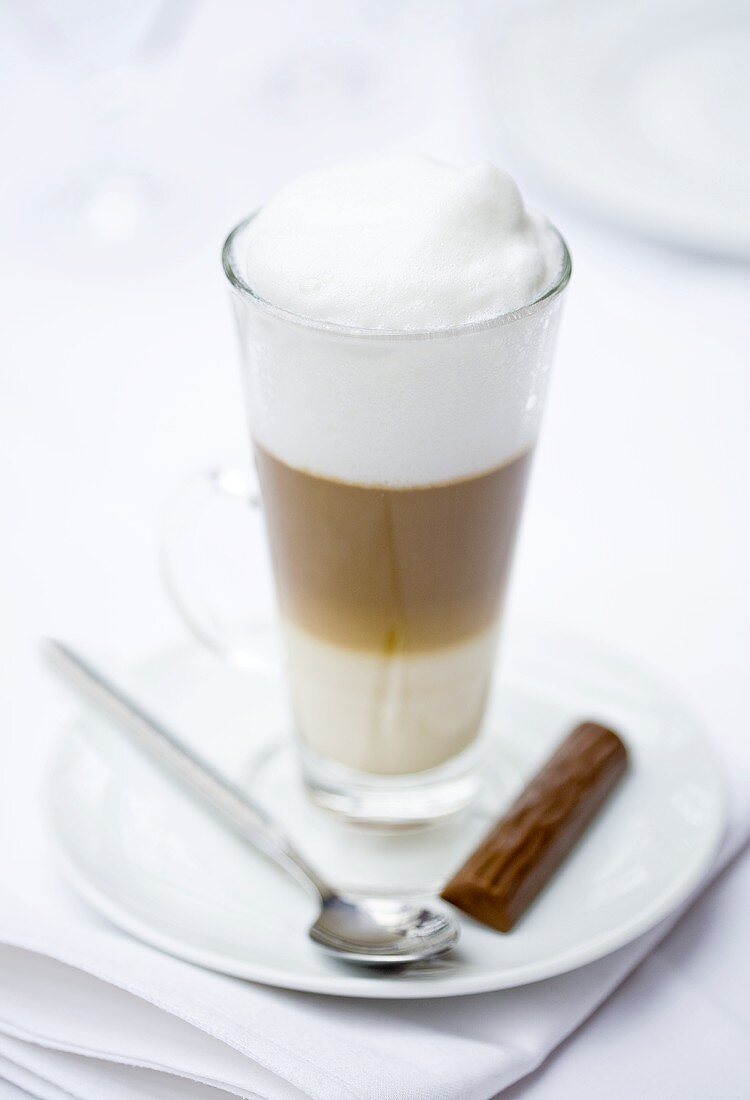 Latte Macchiato und ein Schokoriegel