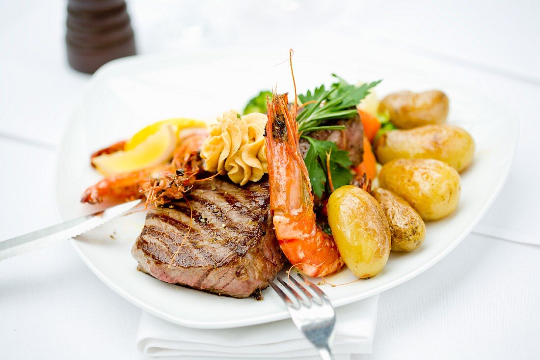 Rumpsteak mit Riesengarnelen und Kartoffeln