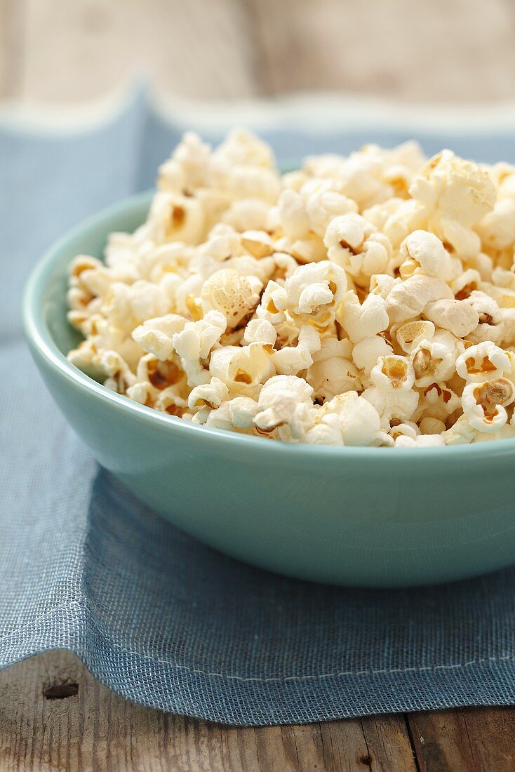 A bowl of popcorn (close-up)