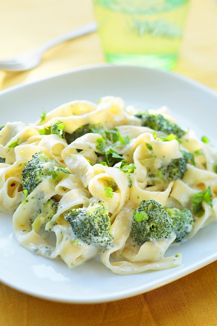 Tagliatelle mit Brokkoli und Käsesauce