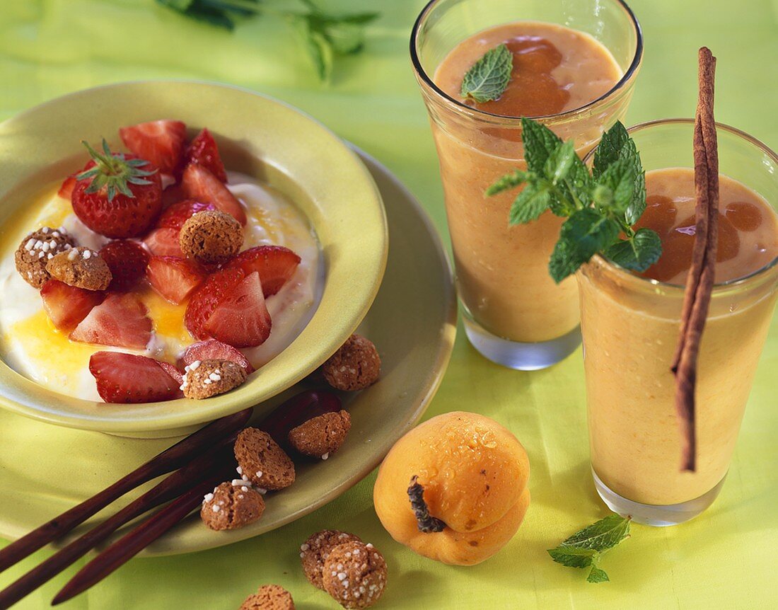 Quark with strawberries & oranges, apricot & almond shake