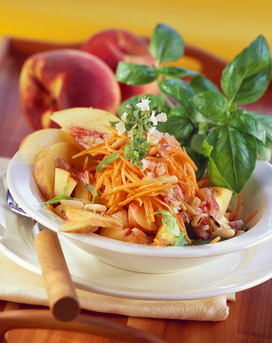 Möhren-Pfirsich-Salat mit Pinienkernen und Basilikum