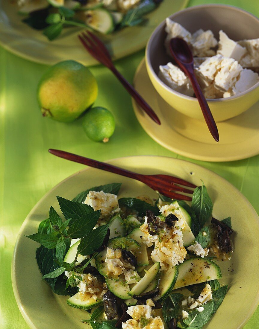 Zucchini-Limetten-Salat mit Feta und Minze