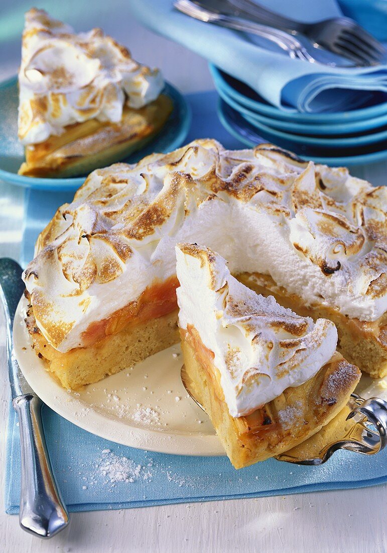 Rhubarb meringue cake