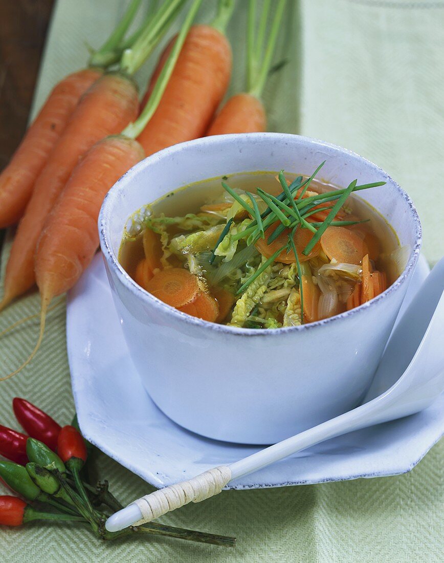 Asiatische Möhren-Wirsing-Suppe