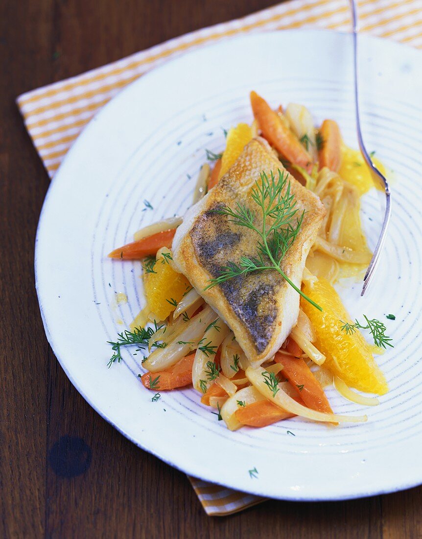 Zander auf Fenchel-Karotten-Gemüse mit Orangenfilets