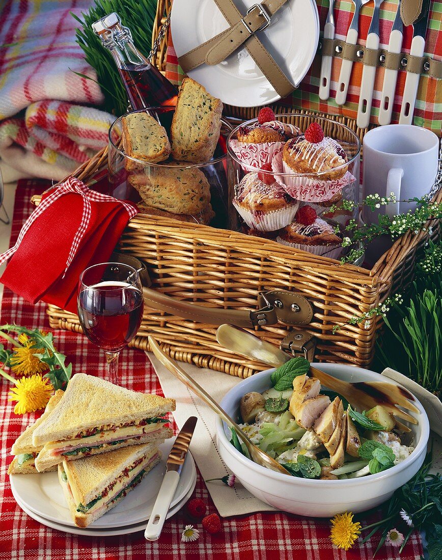 Irisches Picknick mit Sandwiches, Kartoffelsalat, Scones und Muffins