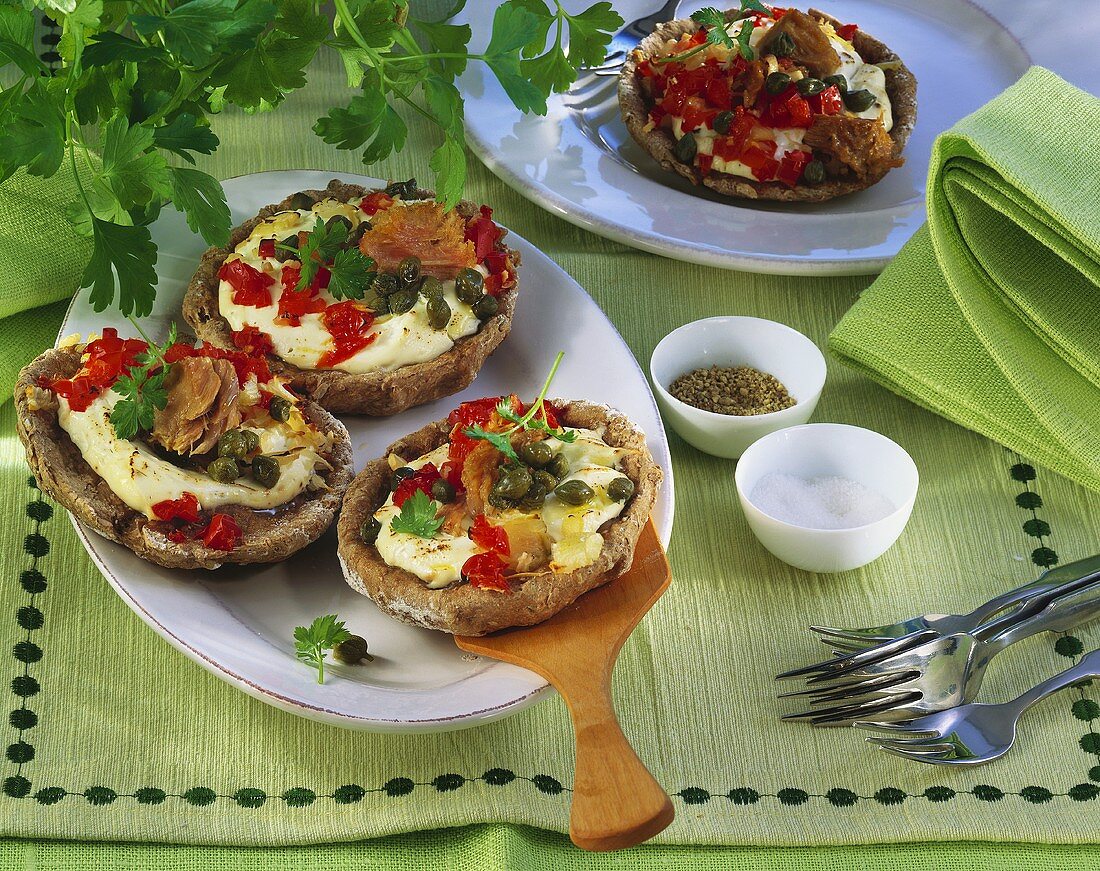 Flatbread with tuna and sour cream filling