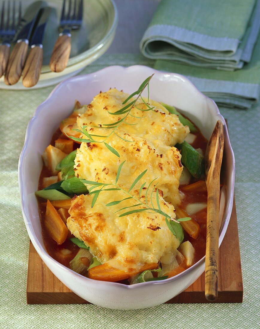 Gemüseeintopf mit Kartoffel-Käse-Haube