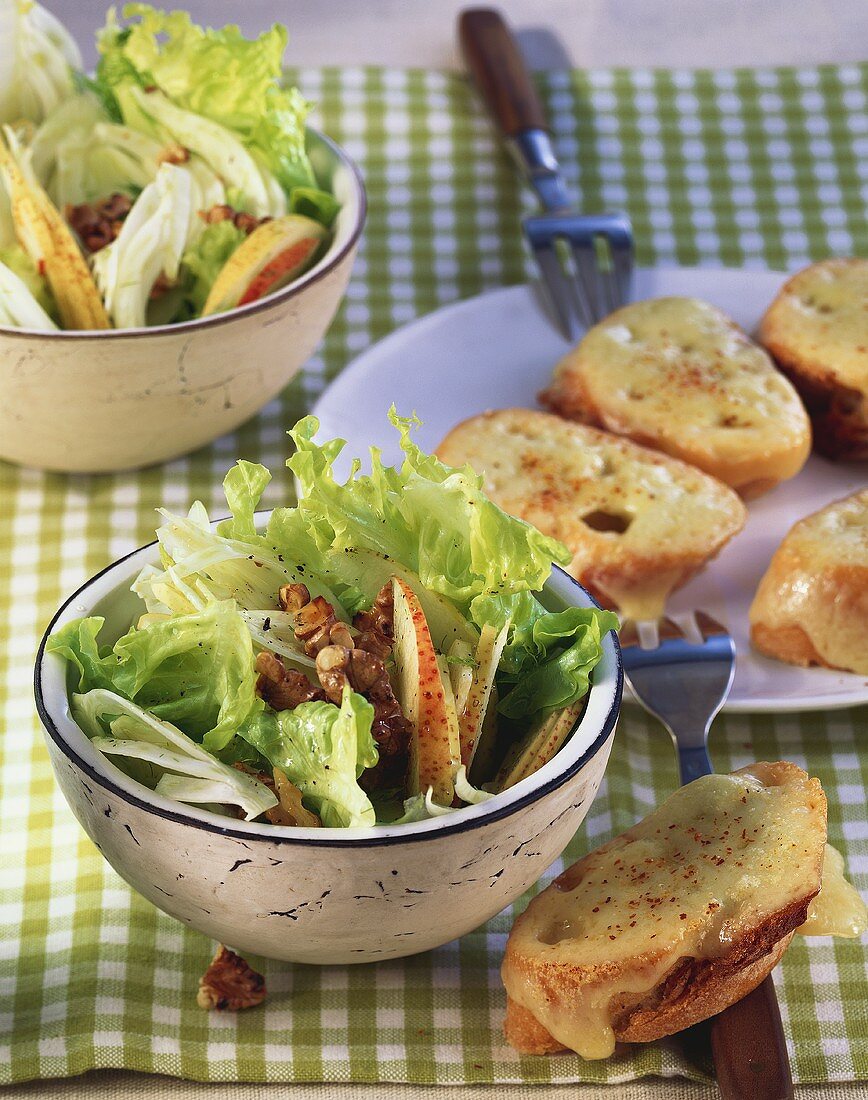 Grüner Eichblattsalat mit Birnen, Fenchel und Walnüssen