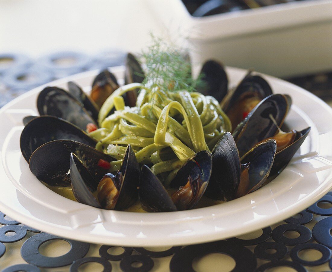 Miesmuscheln mit frischen Spinat-Fettucine