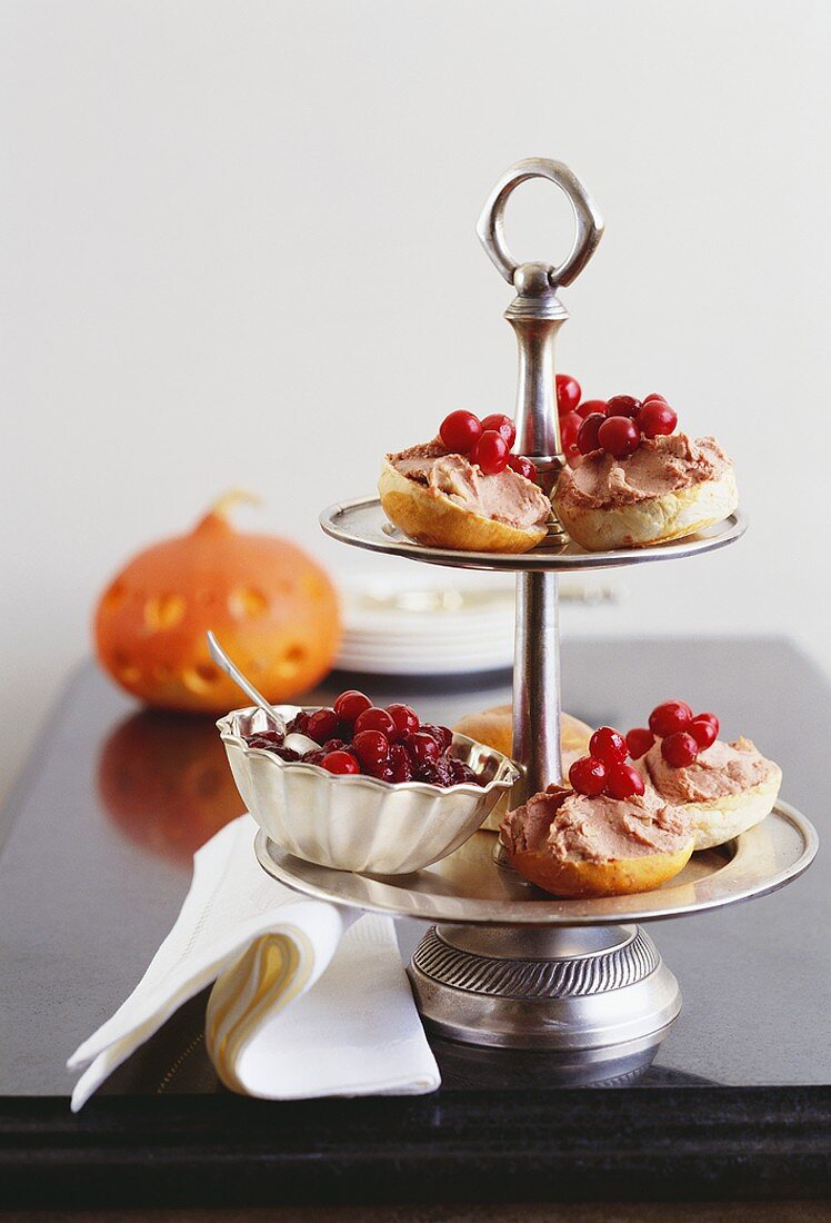 Kleine Brötchen mit Aufstrich und Cranberries auf Etagere