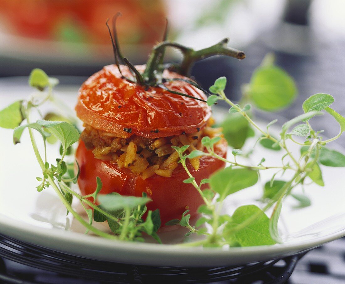 Tomato stuffed with mince and pine nuts