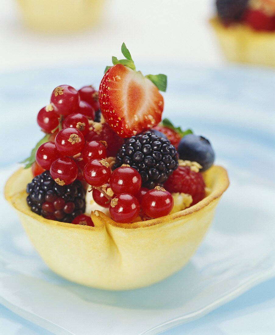 Pastry shell filled with mascarpone and fresh berries