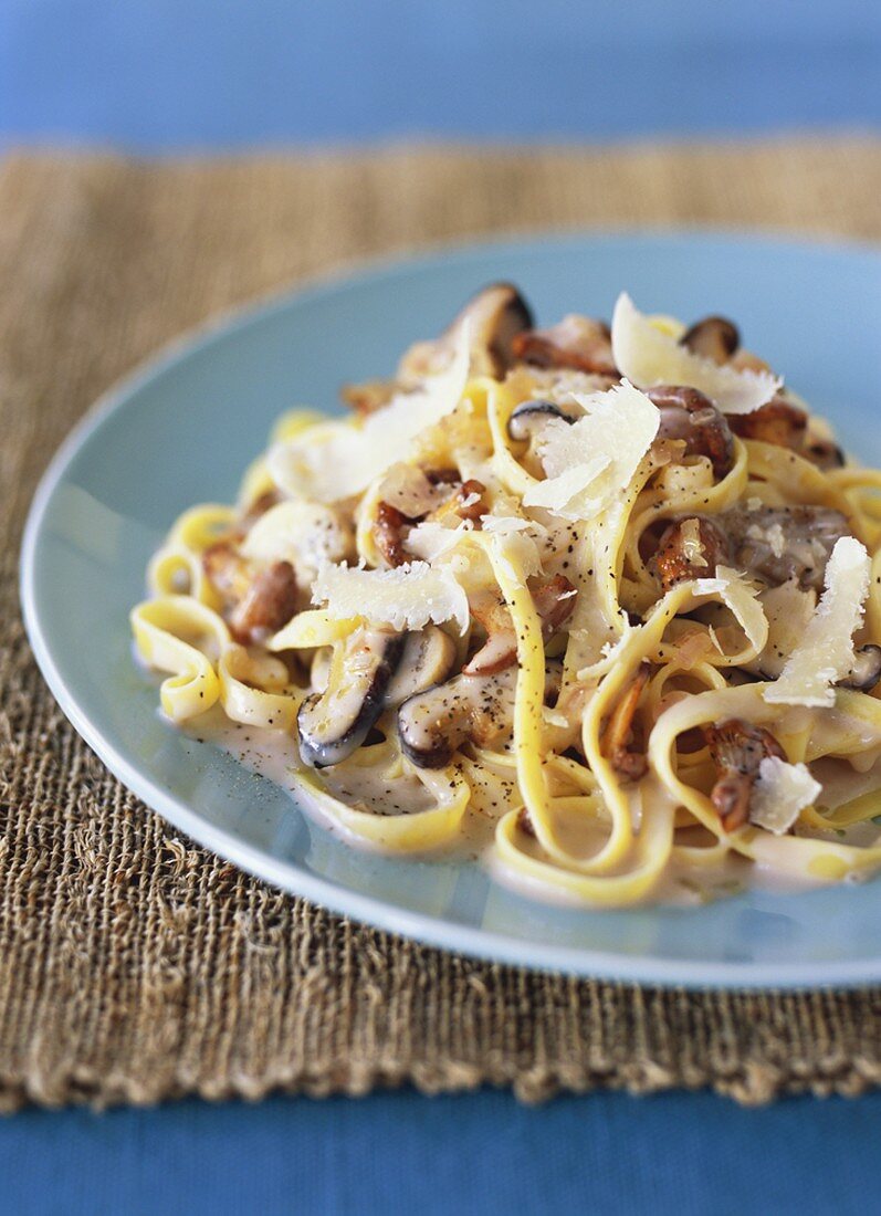 Linguine mit Pilzsauce und Parmesanspänen