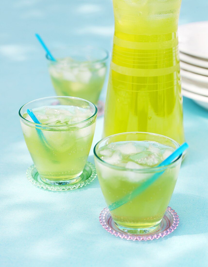 Limonade in Gläsern und Karaffe