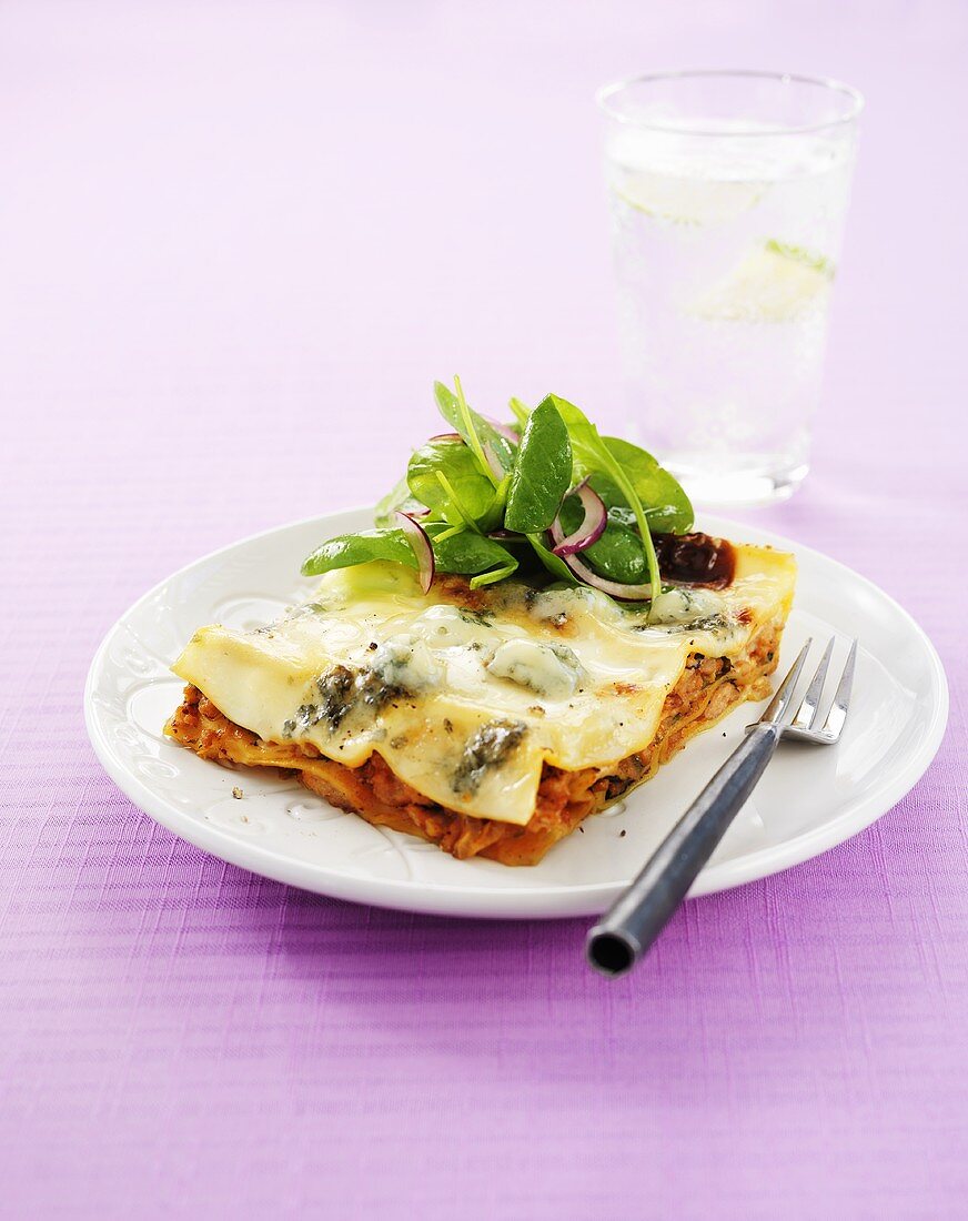 Lasagne mit Blauschimmelkäse und Blattsalat