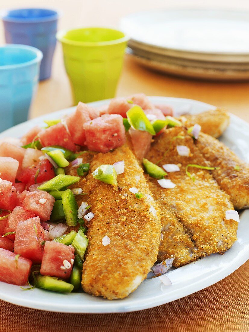 Fischfilets, paniert mit Cornflakes, mit Gemüsesalat