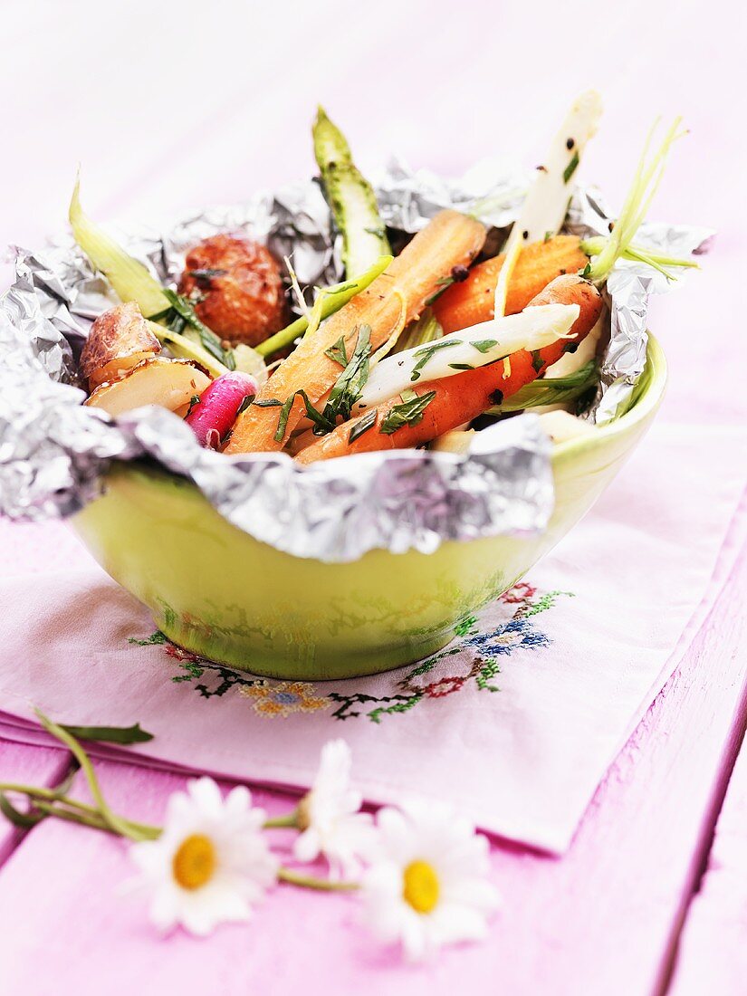 Grilled vegetables on aluminium foil in bowl