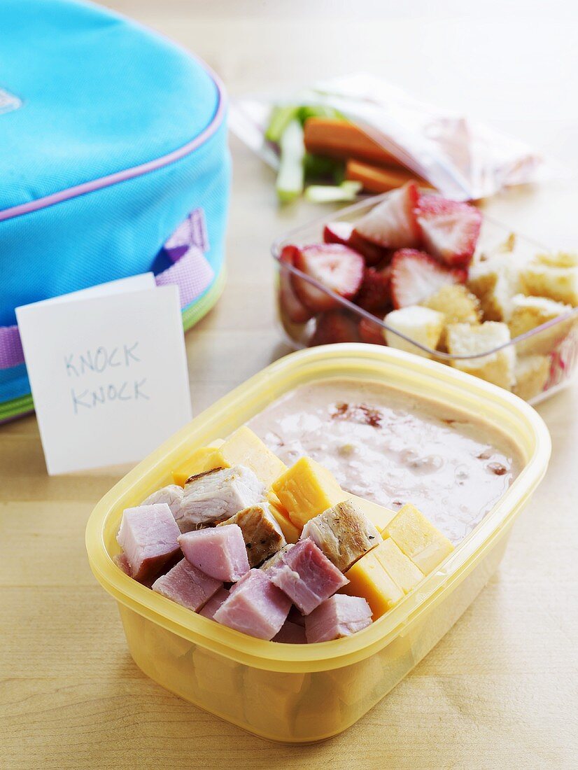 Lunchbox für Kinder (Schinken, Käse, Hähnchen, Obst und Dip)