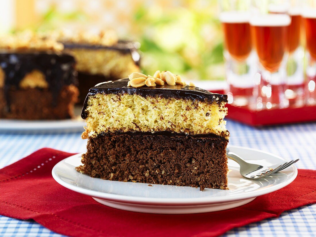 Stück Black and Tan Cake vor angeschnittenem Kuchen