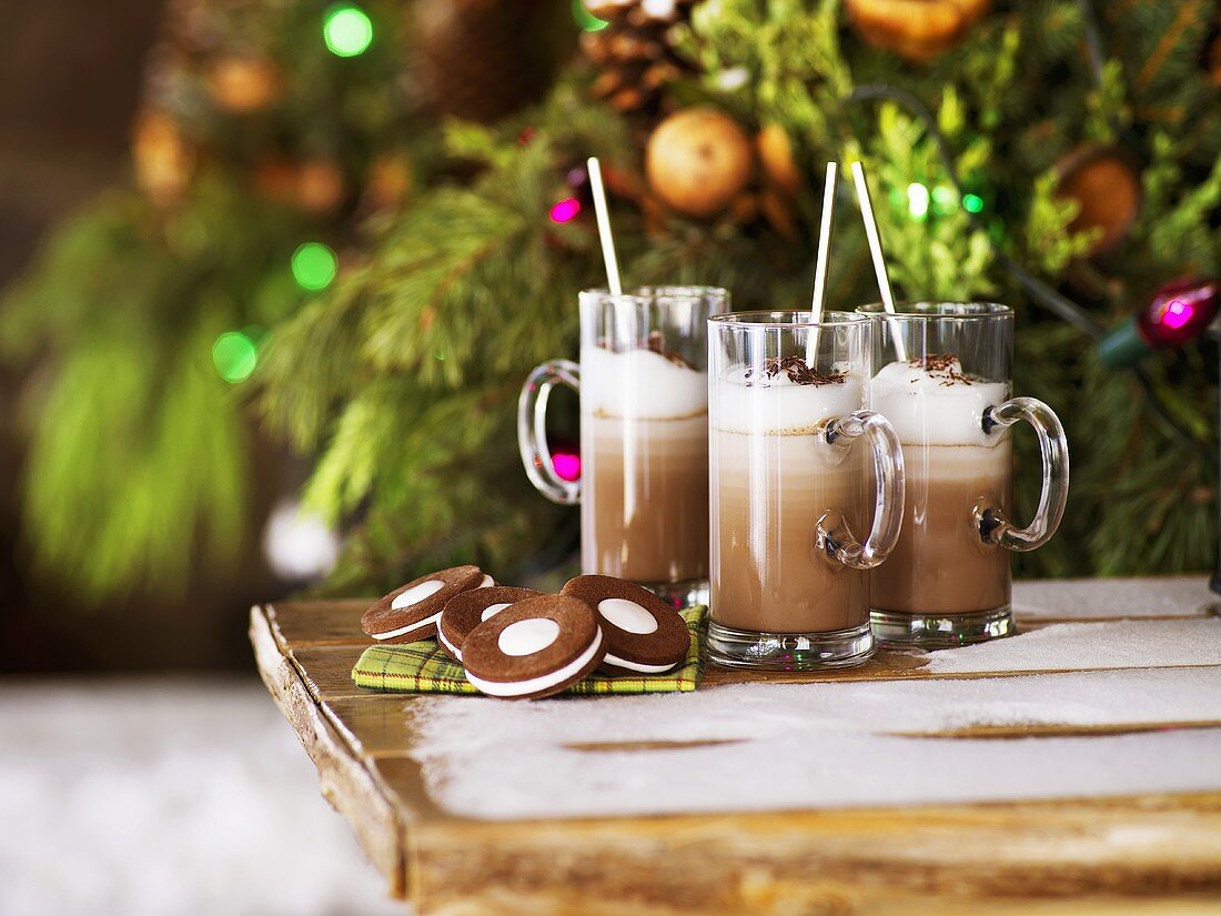 Irish Hot Chocolate Drinks und Plätzchen auf Gartentisch vor Christbaum