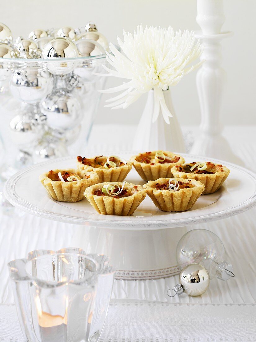 Spicy leek tarts on cake stand (Christmas)