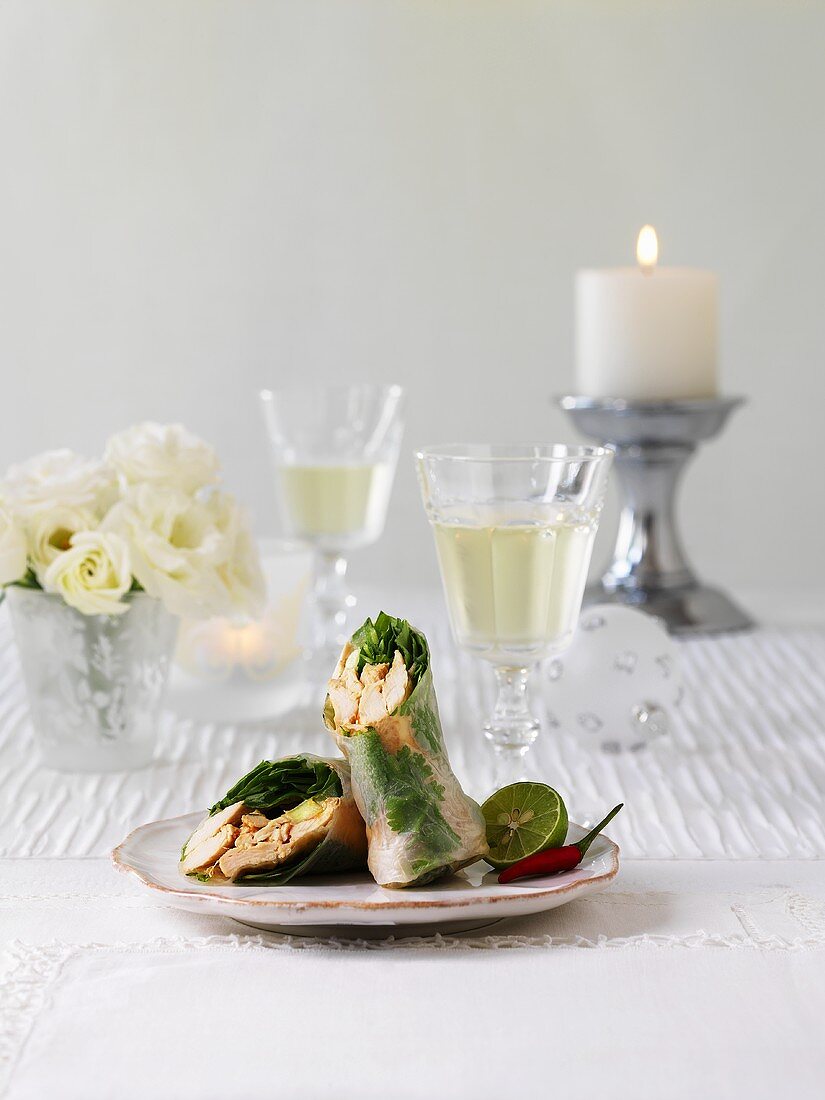 Thailändische Frühlingsrollen mit Hähnchen zu Weihnachten