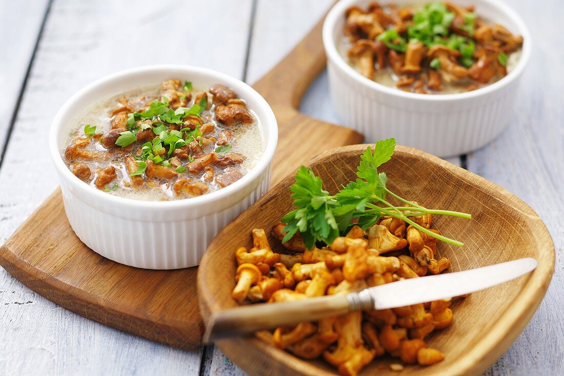 Pfifferlingsuppe mit Sauerrahm und Petersilie