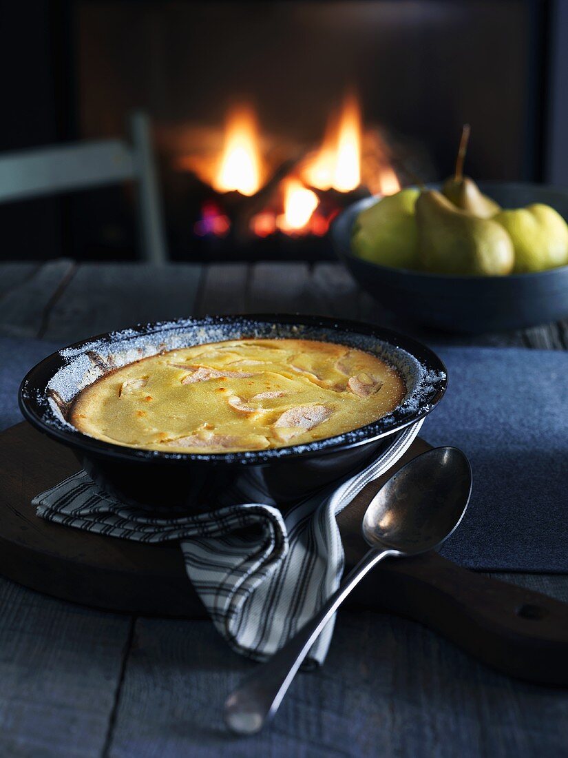 Clafoutis auf Tisch vor Kamin