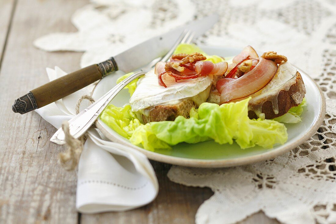 Crostini with baked Camembert and pancetta