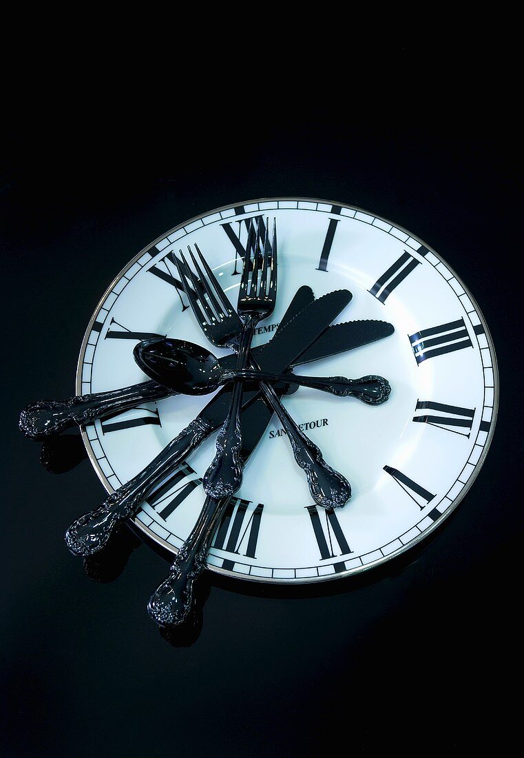 Uhr-Teller mit schwarzem Besteck
