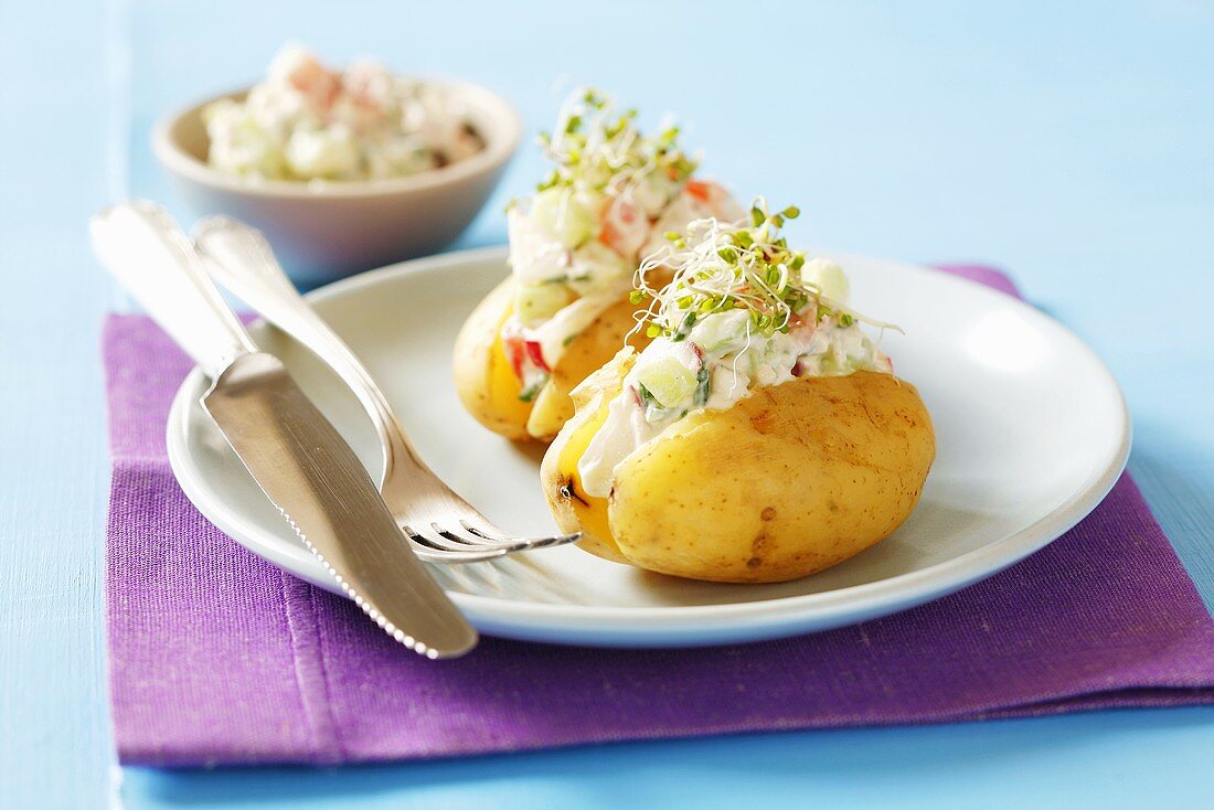 Potatoes with vegetable quark and sprouts