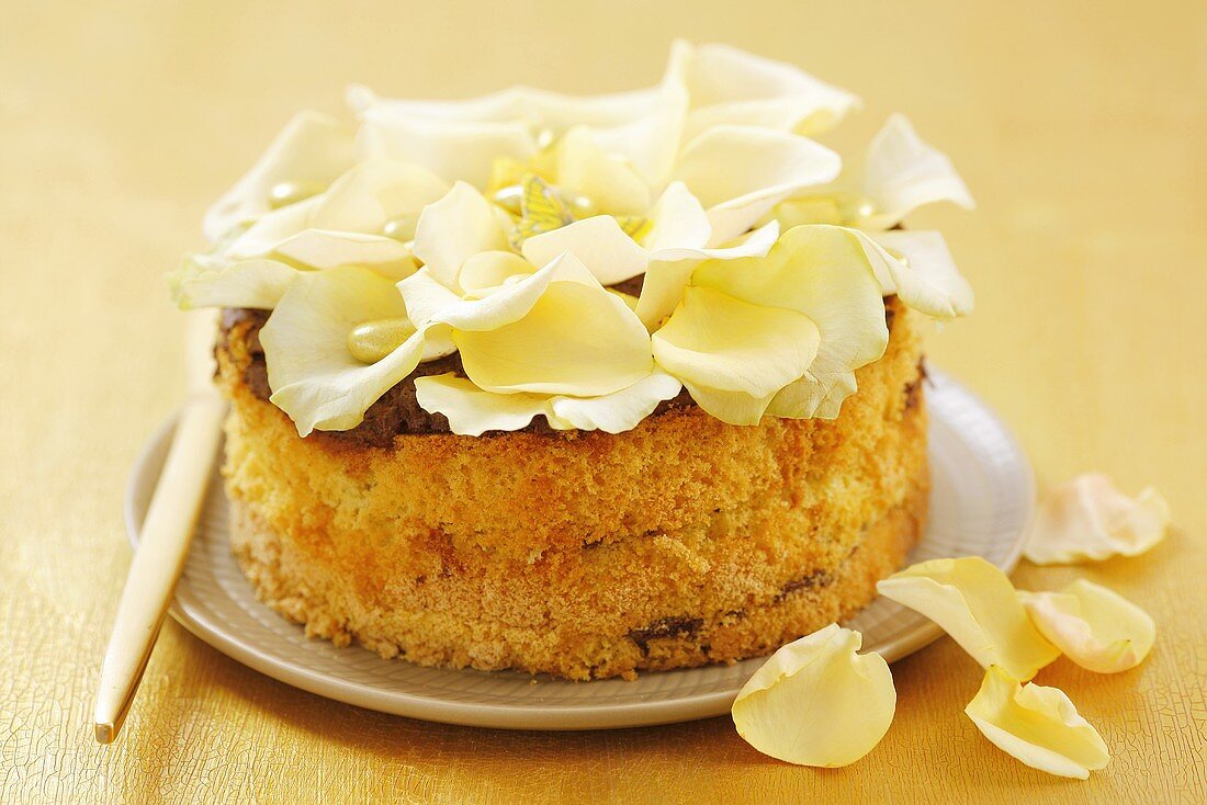 Torte mit cremefarbenen Rosenblättern