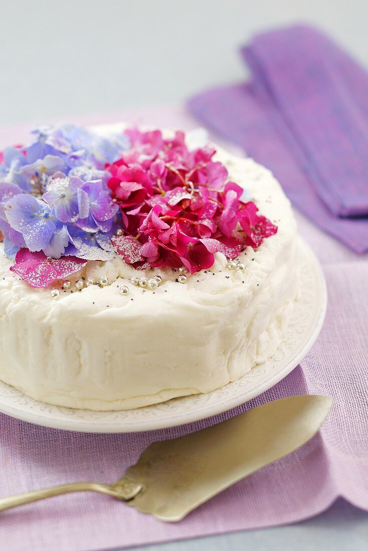 weiße Torte mit Blüten dekoriert
