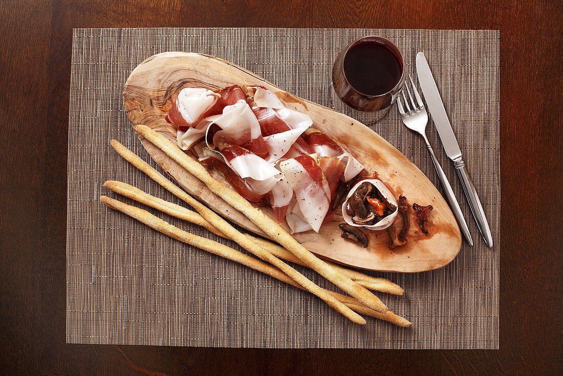 Antipasto rustico (Parma ham with mushrooms and grissini)