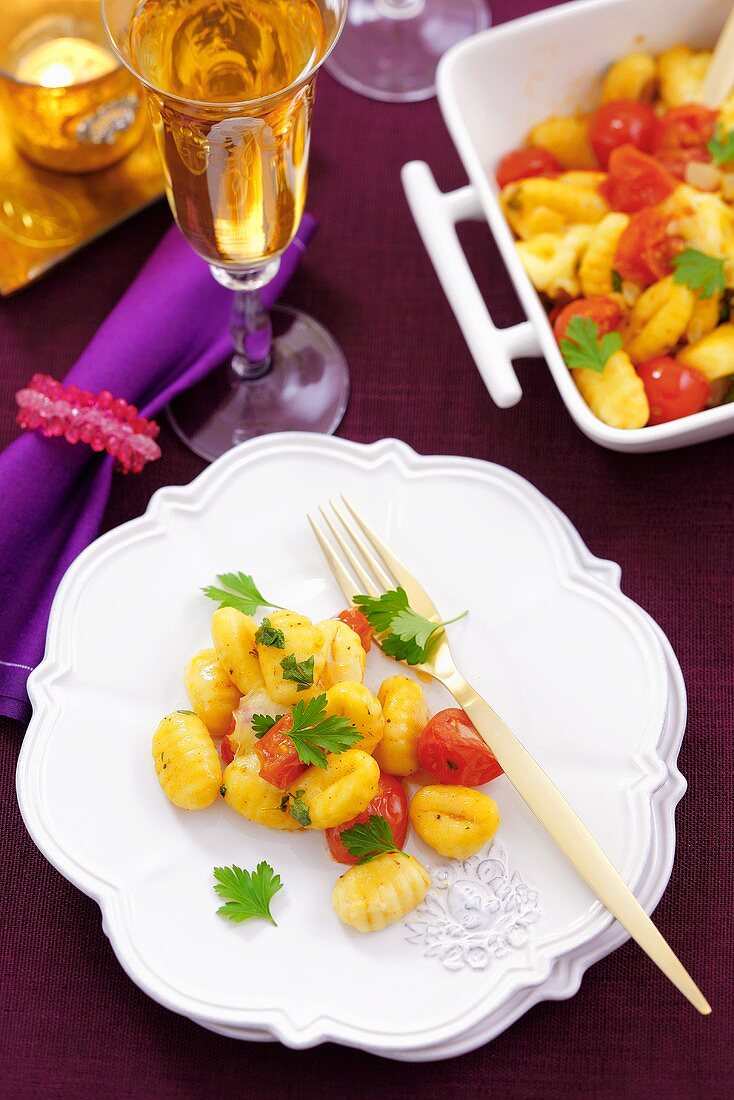 Gnocchi mit Cocktailtomaten, Mozzarella und Petersilie