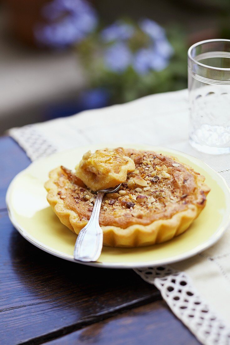 Apple tart with almonds