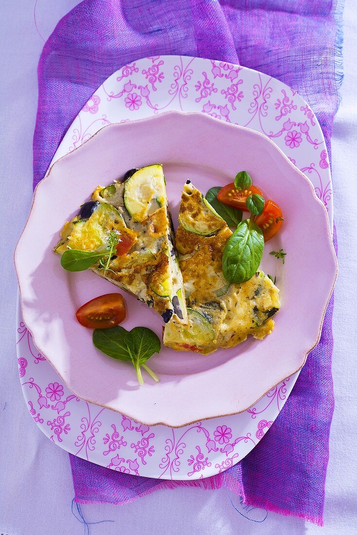 Zucchinifrittata mit schwarzen Oliven